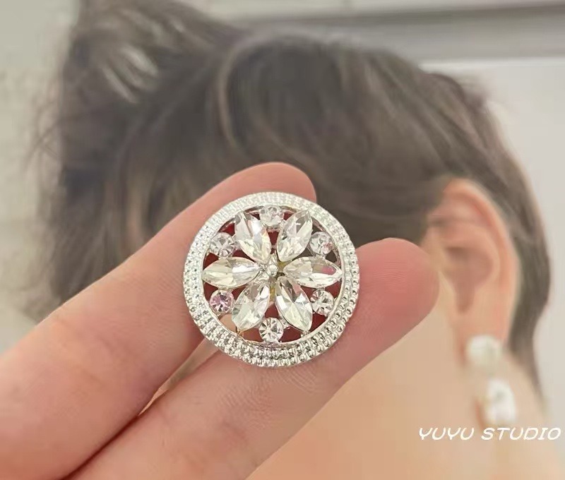crystal-flower-round-brooch